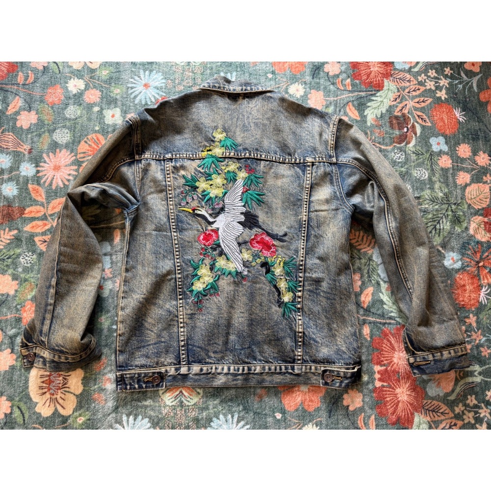 New Jeans Mens Acid Wash Denim Trucker Jacket Embroidered Crane Floral Blue L